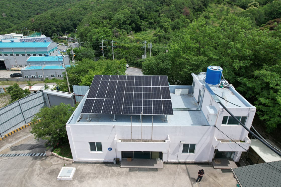 상가 및 사옥 옥상에 설치된 건물지원사업 태양광 설비 전경